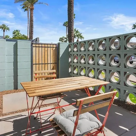 Large Studio Rooftop & Poolside - Walk To Old Town